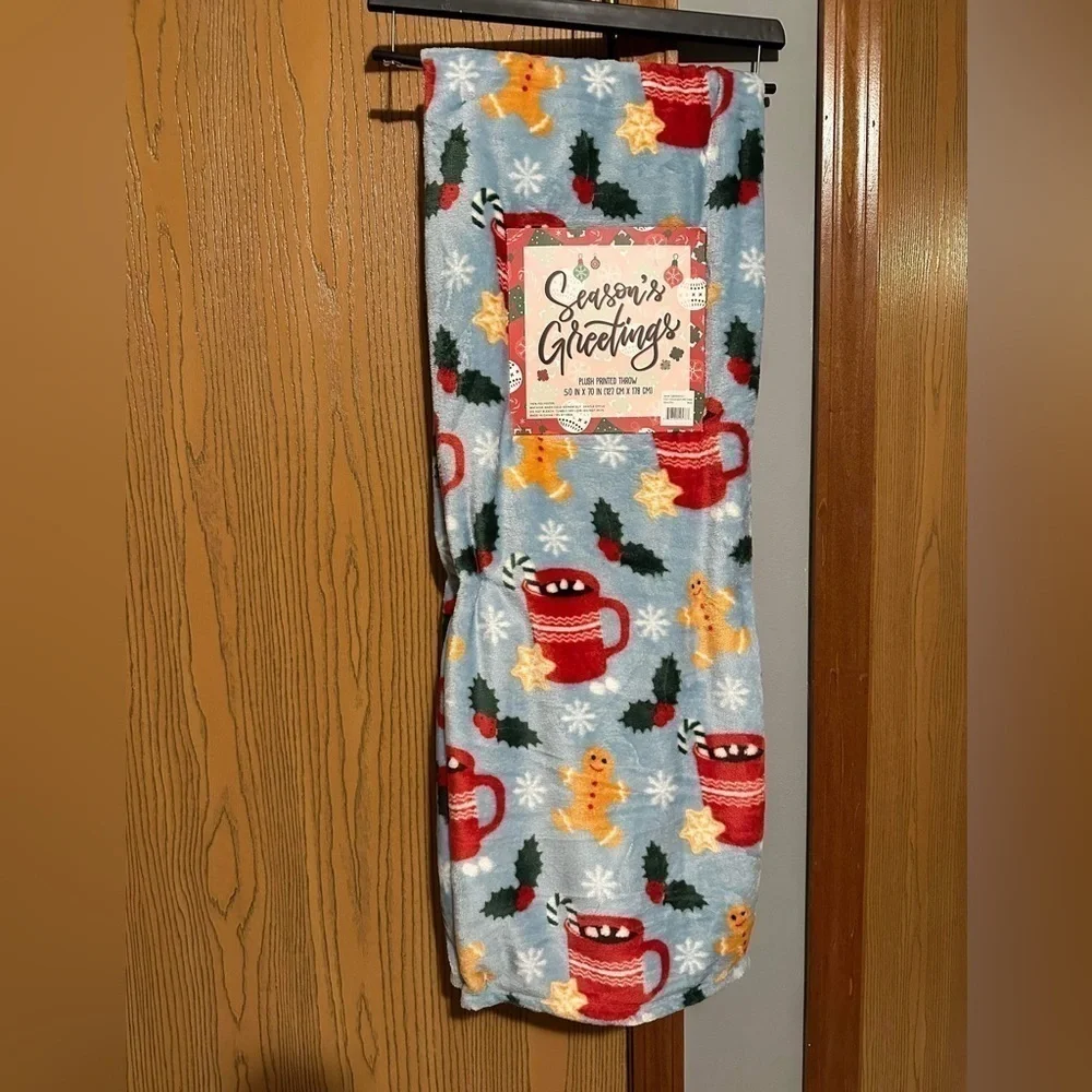 NWT SEASON'S GREETINGS HOT COCOA AND GINGERBREAD CHRISTMAS PLUSH PRINTED THROW